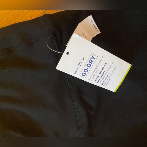Old Navy NWT plus 1x medium compression Go Dry Capri leggings. - Picture 2 of 3